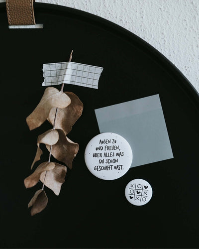 Magnete mit Spruch oder Motiv Augen zu und freuen · groß in schwarz weiss