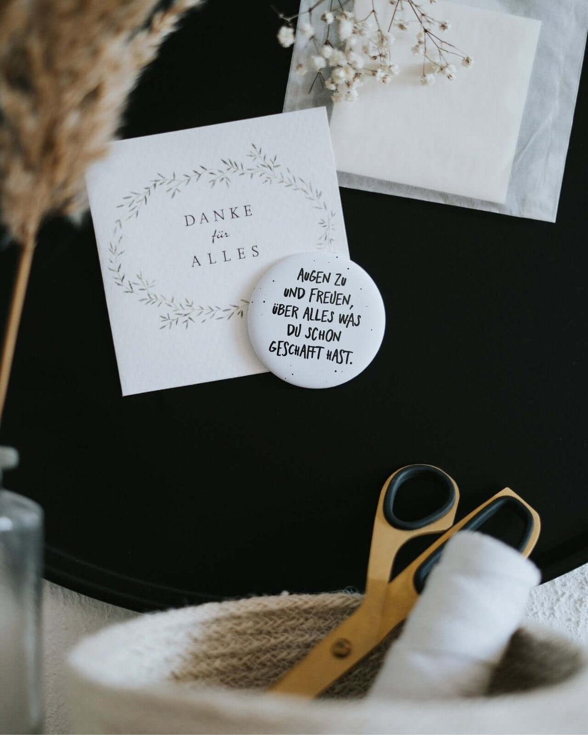 Magnete mit Spruch oder Motiv Augen zu und freuen · groß in schwarz weiss