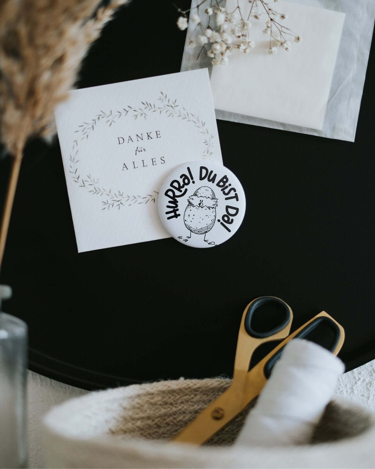 Magnete mit Spruch oder Motiv Hurra du bist da · groß in schwarz weiss