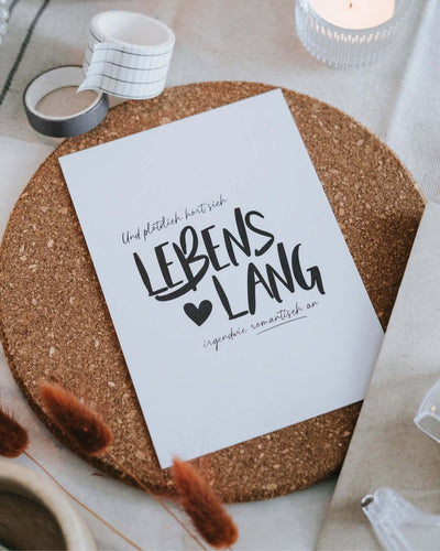 Postkarte mit Spruch und motiv Lebenslang in schwarz weiss