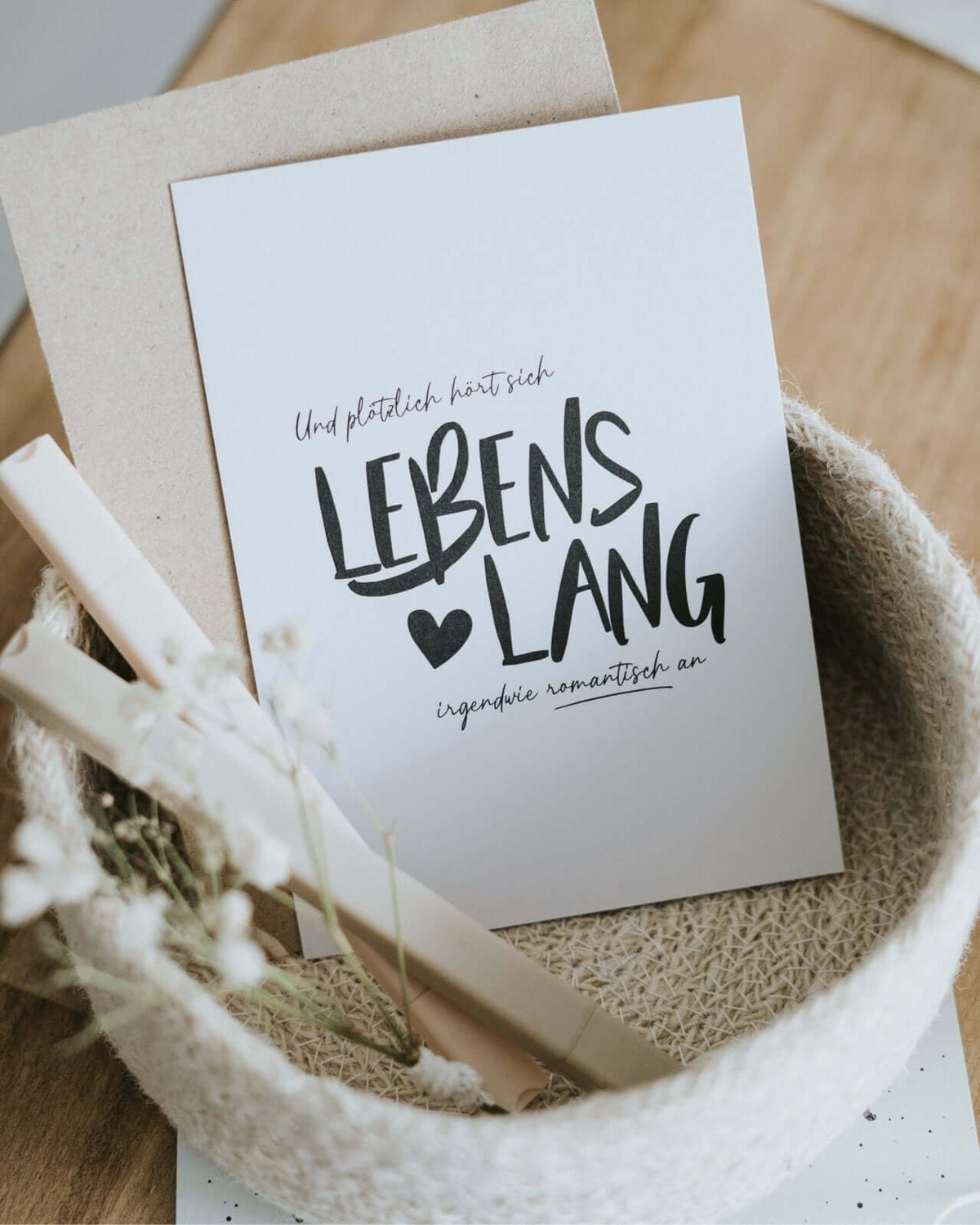 Postkarte mit Spruch und motiv Lebenslang in schwarz weiss
