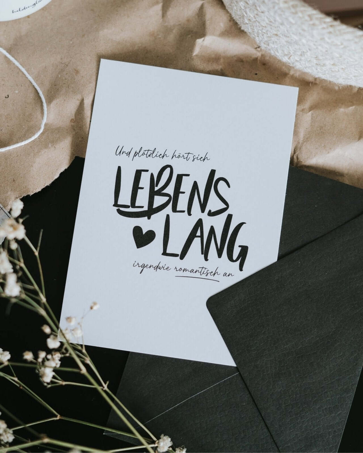 Postkarte mit Spruch und motiv Lebenslang in schwarz weiss