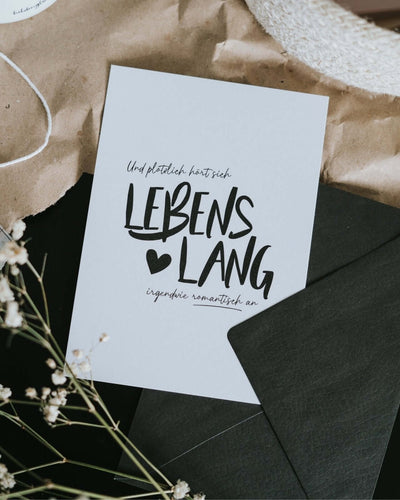 Postkarte mit Spruch und motiv Lebenslang in schwarz weiss