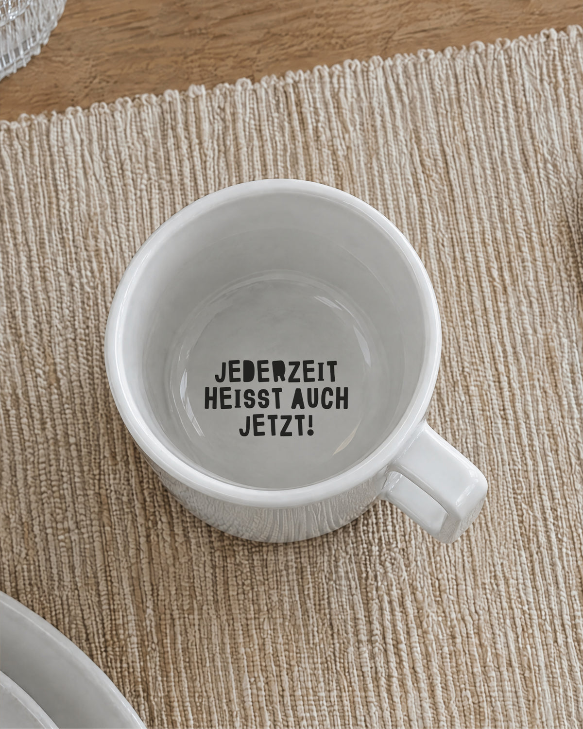 Blick in die Tasse: zweiter Spruch am inneren Trinkrand – „Jederzeit heißt auch jetzt!“