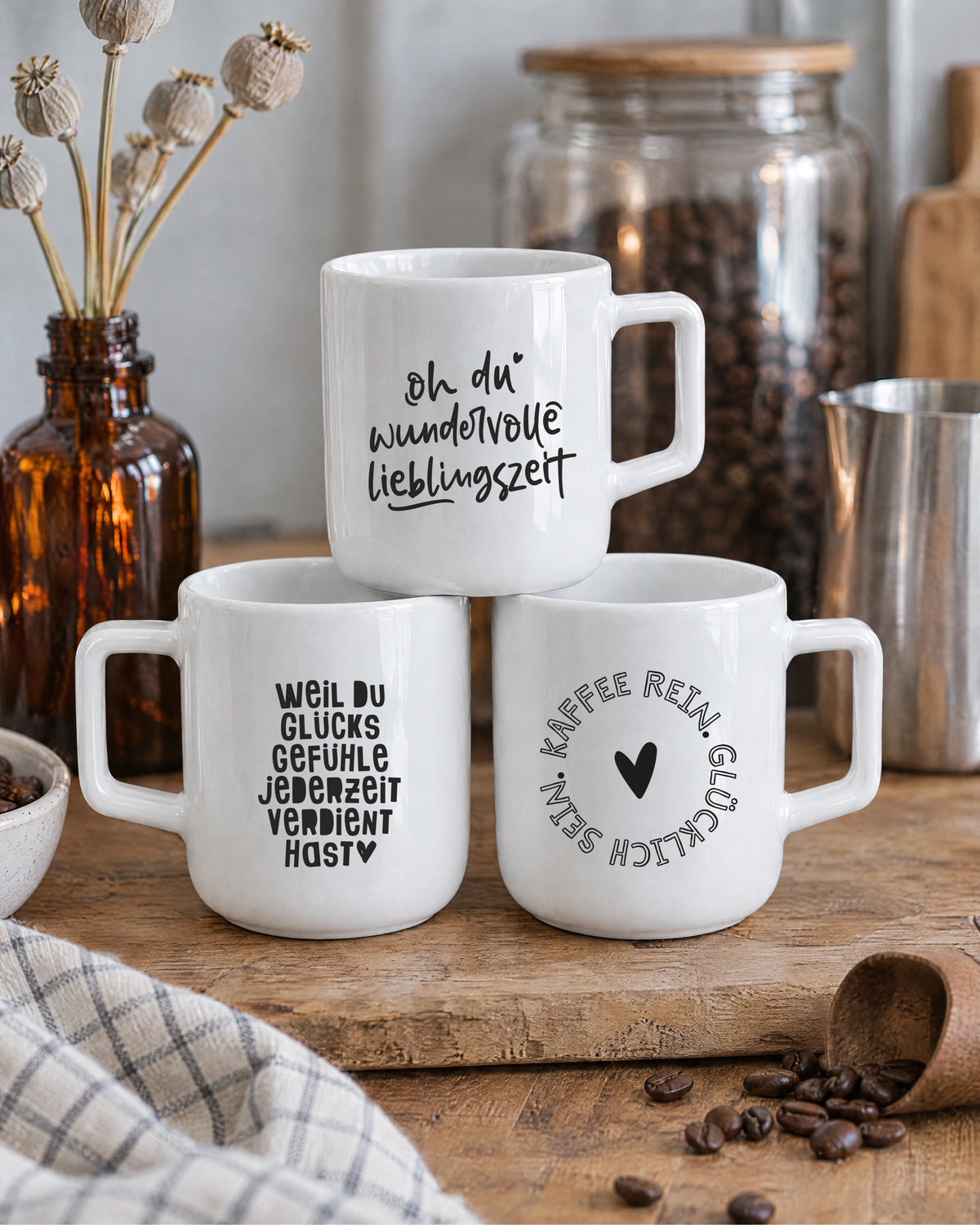 Drei Porzellantassen mit verschiedenen Sprüchen neben Kaffeebohnen – 370 ml für Kaffee oder Tee.