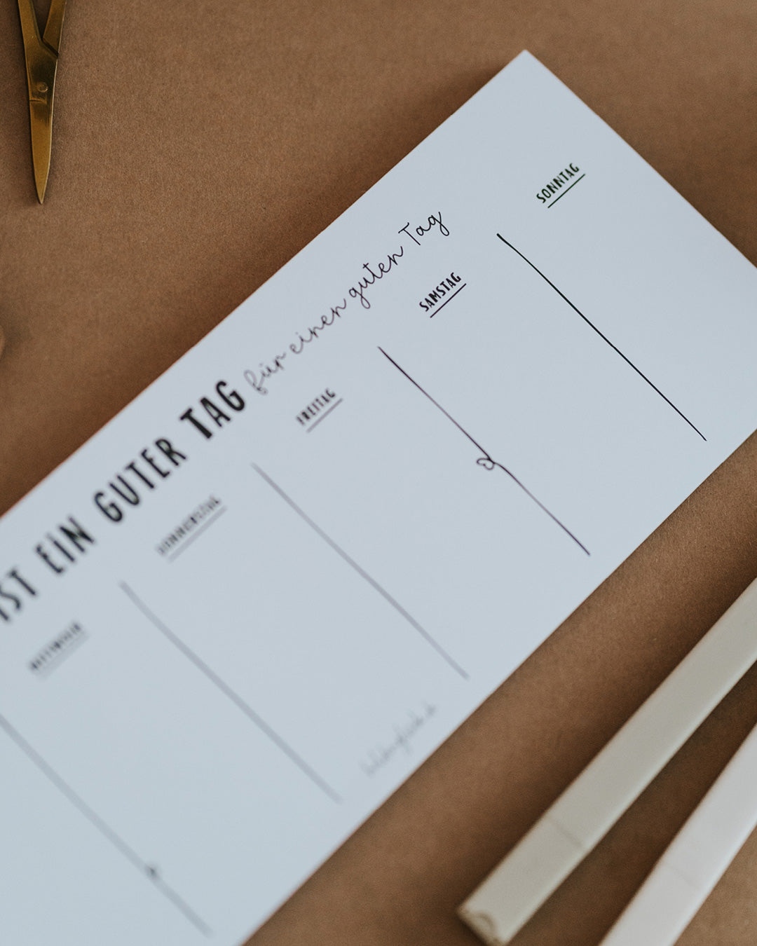 Detail des Wochenplaners „Heute ist ein guter Tag" – Handlettering und feine Trennlinien