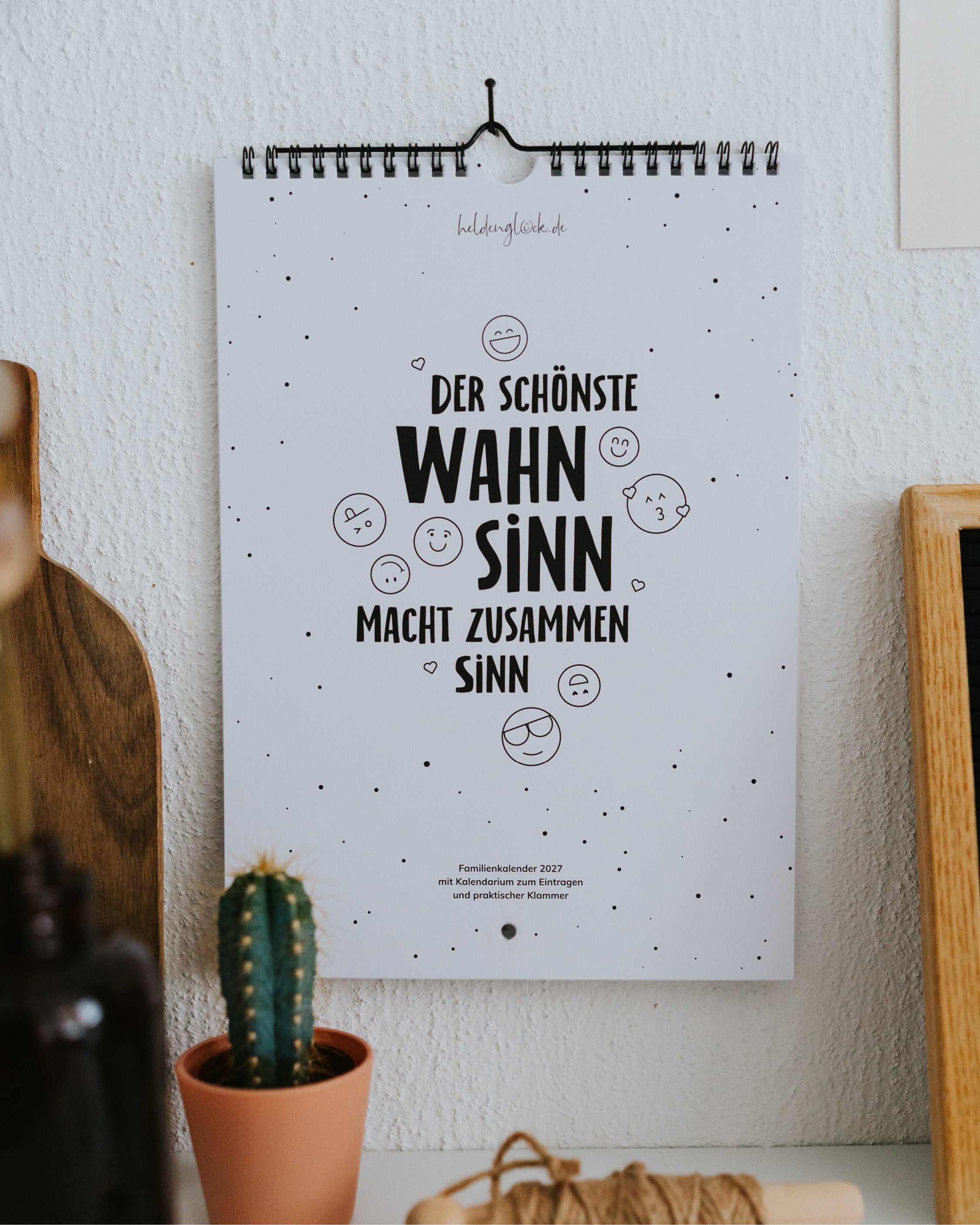 Familienkalender 2027 „Der schönste Wahnsinn macht zusammen Sinn“ im A4-Format, Titelblatt mit Spiralbindung.