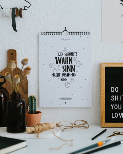 Familienkalender 2027 an der Wand über dem Schreibtisch – A4, passt an die Küchenwand oder ins Homeoffice.