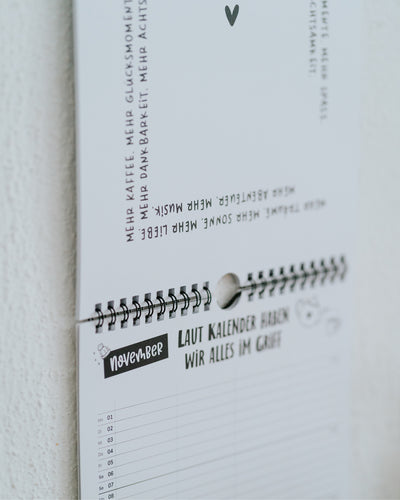 November-Seite des Familienkalenders mit Spruch „Laut Kalender haben wir alles im Griff“.