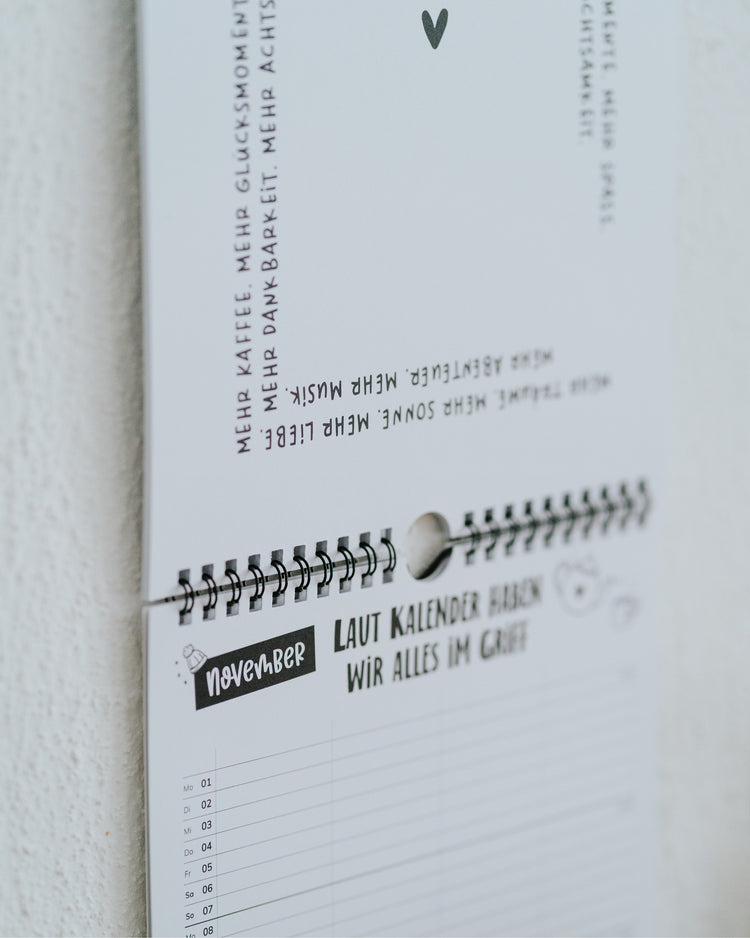 November-Seite des Familienkalenders mit Spruch „Laut Kalender haben wir alles im Griff“.