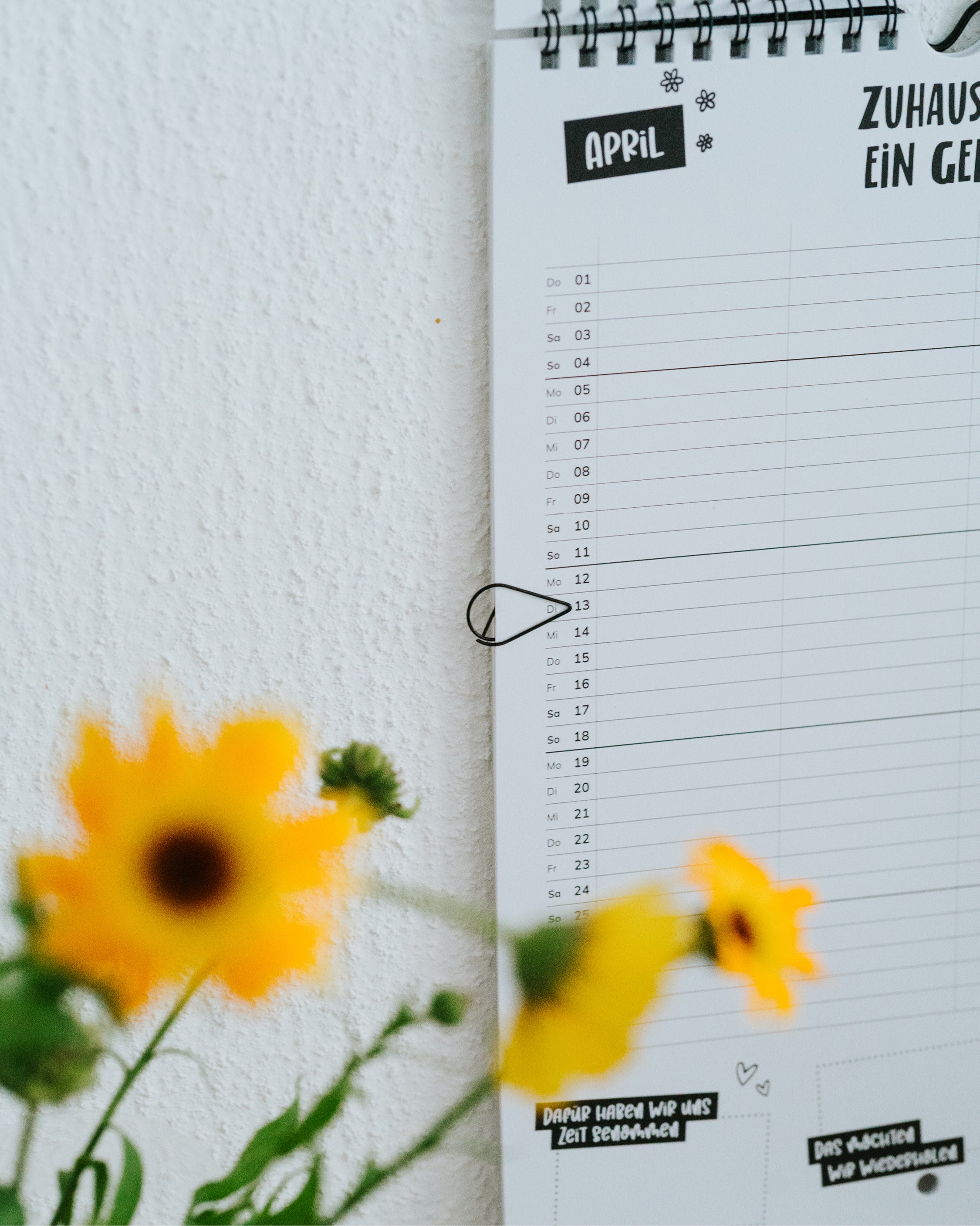 April-Seite des Familienkalenders mit Klammer am aktuellen Tag – zeigt auf einen Blick, welcher Tag dran ist.