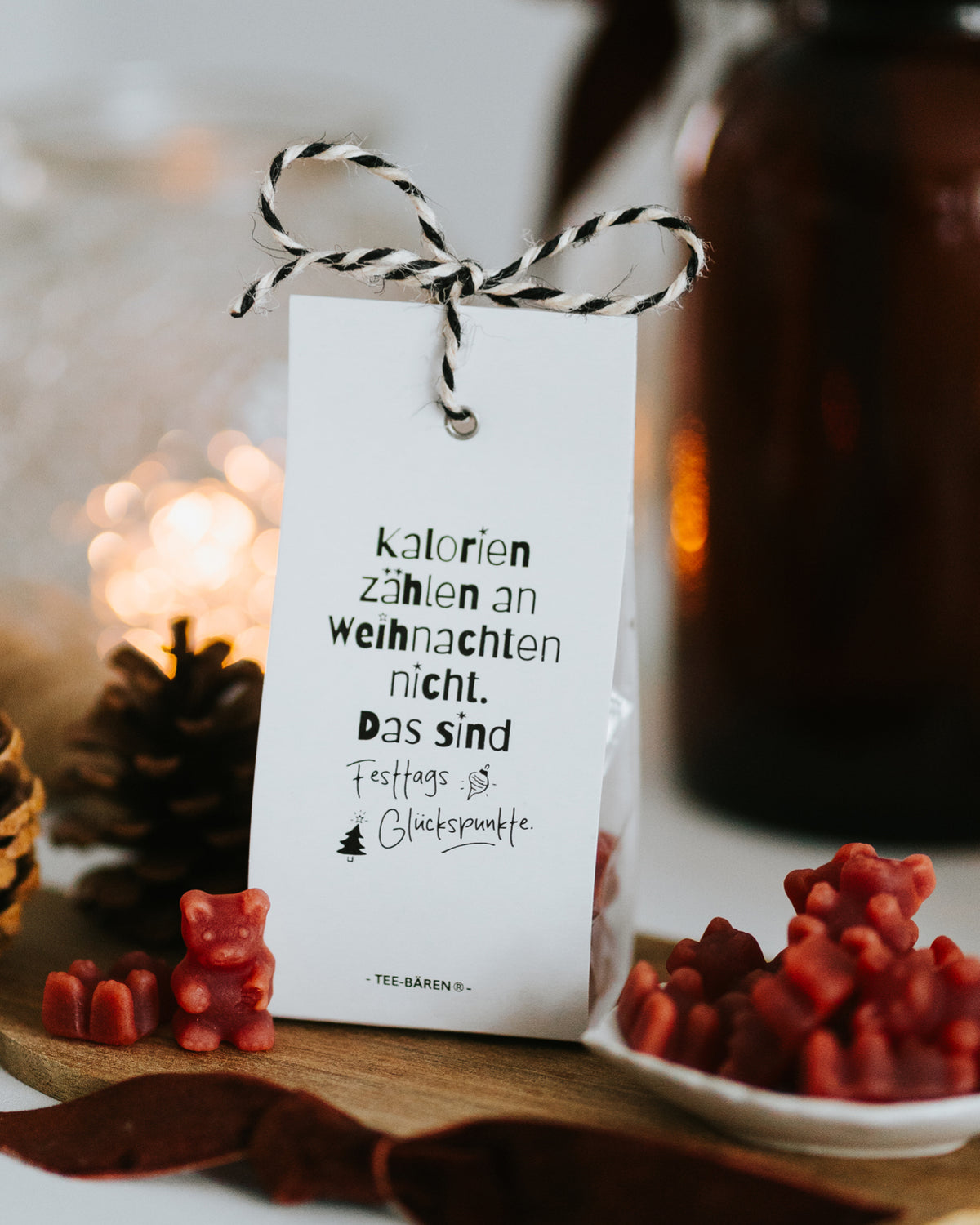 Teebären „Kalorien zählen an Weihnachten nicht. Das sind Festtags-Glückspunkte.“ mit schwarz-weißer Kordel.