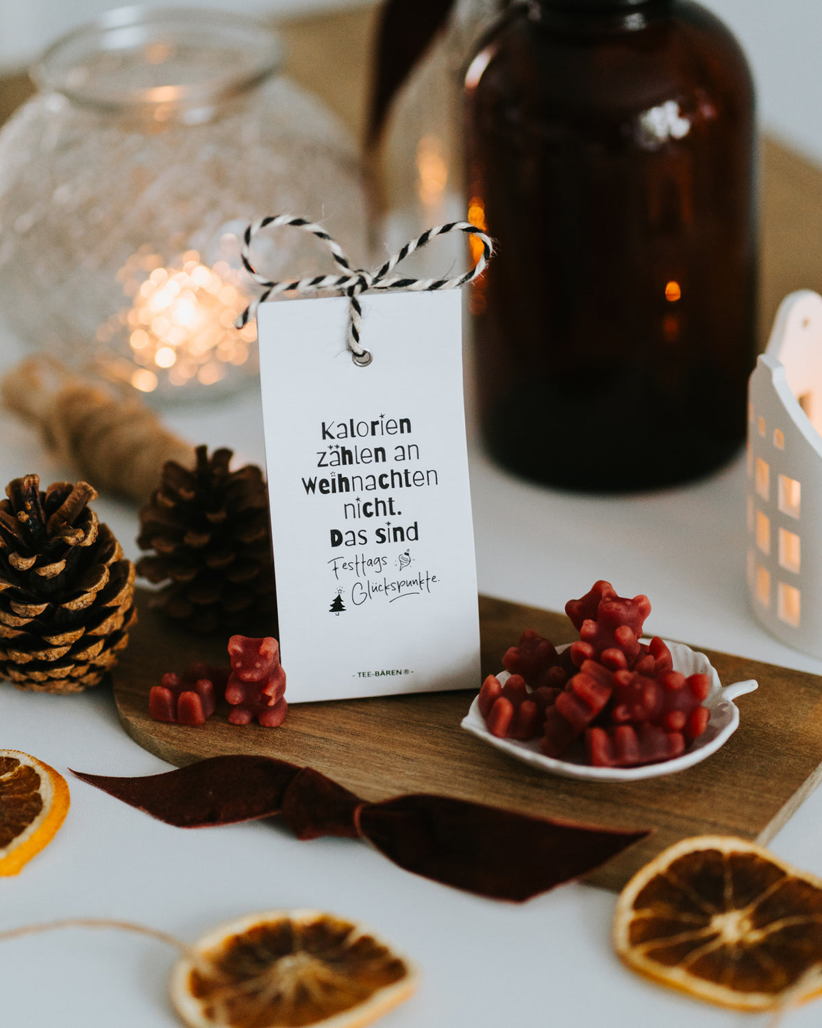 Teebären „Festtags-Glückspunkte“ auf Holzbrett mit Lichterkette und Samtband – geschenkfertig verpackt, 60 g.
