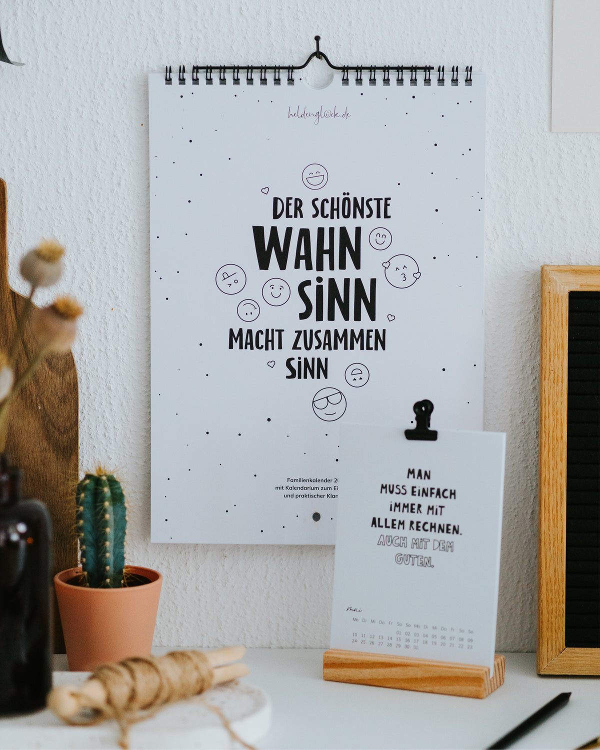 Kalender-Set 2027: Familienkalender A4 an der Wand und Tischkalender auf Holzständer aus heimischer Lärche.