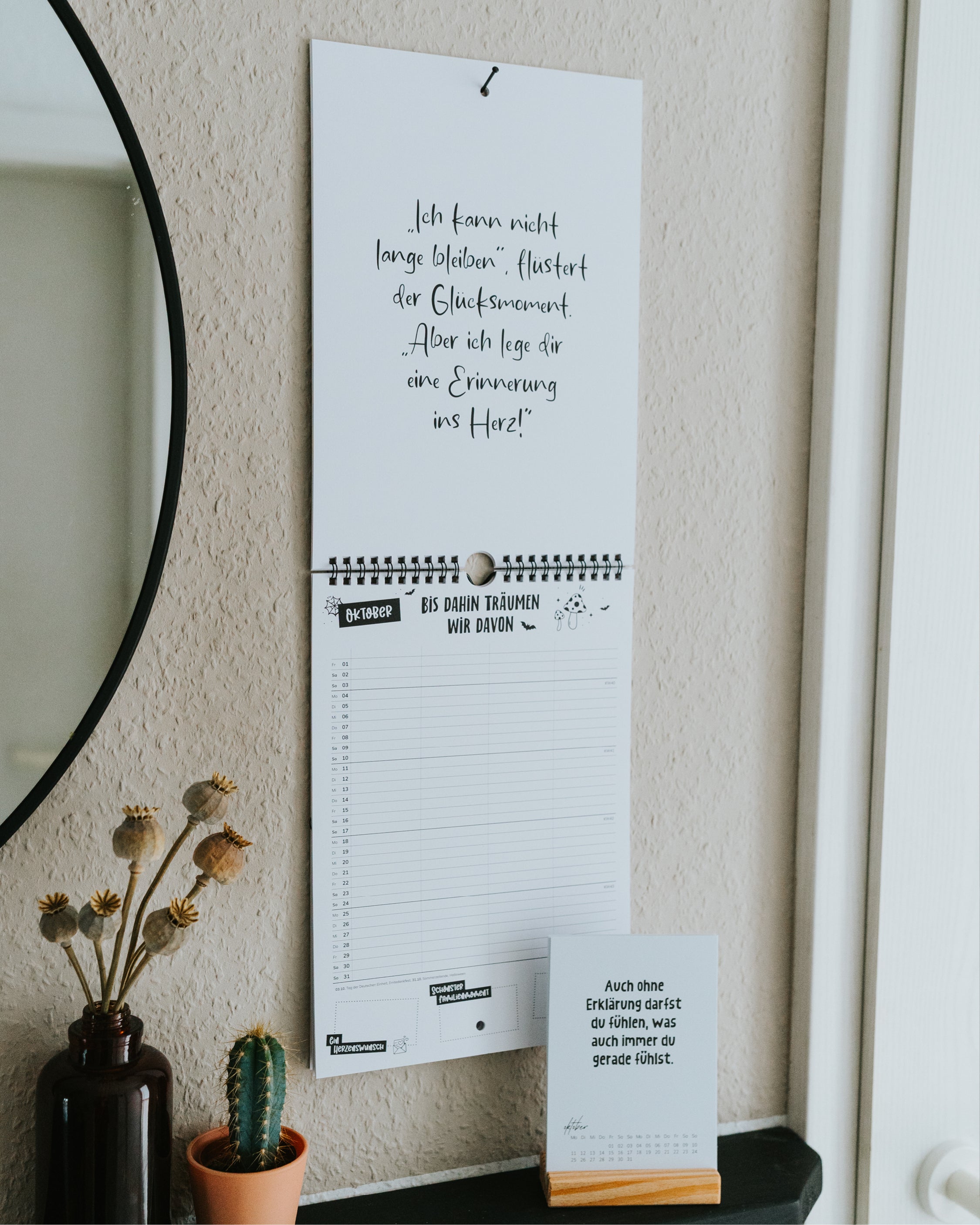 Familienkalender neben rundem Spiegel, Tischkalender auf Holzständer auf der Kommode – beide Kalender im Set.