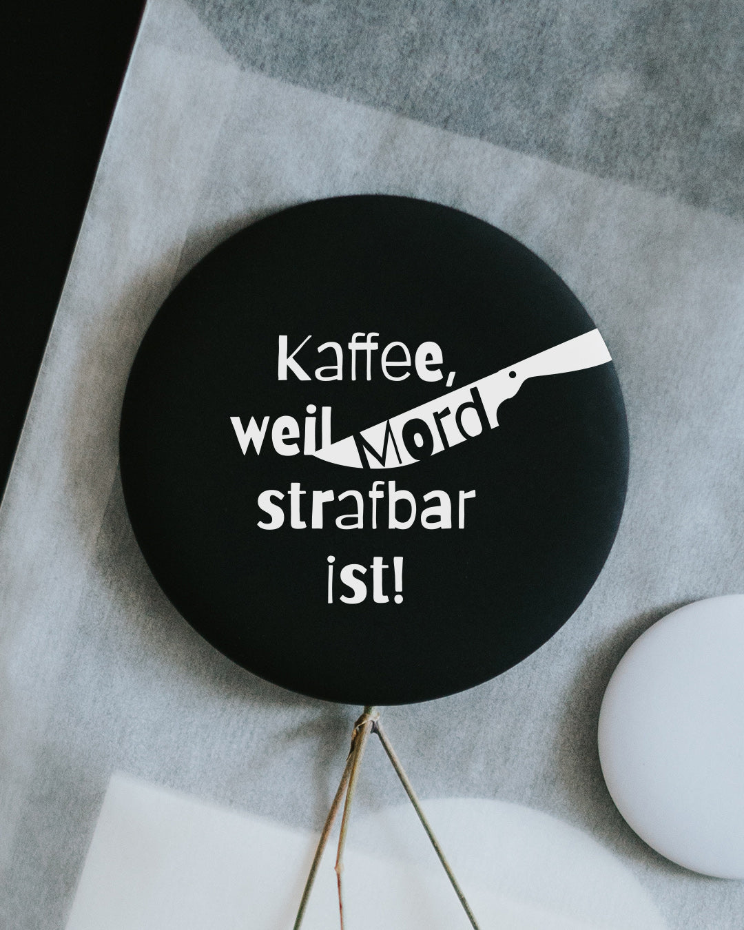 Magnet Kaffee weil Mord strafbar ist – großer Kühlschrankmagnet mit Wortwitz