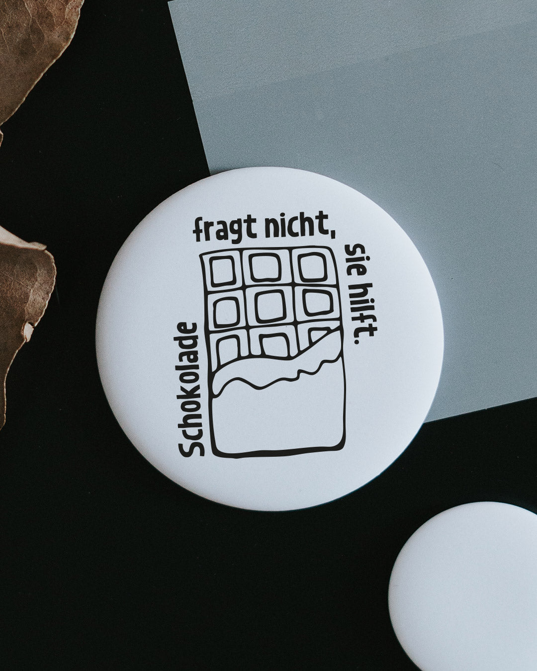 Magnet Schokolade fragt nicht sie hilft – großer Kühlschrankmagnet als Geschenk