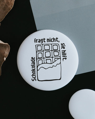 Magnet Schokolade fragt nicht sie hilft – großer Kühlschrankmagnet als Geschenk