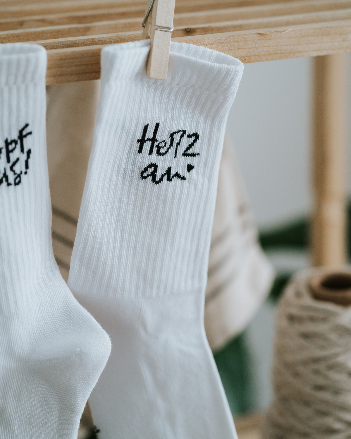 Socken „Kopf aus!“ und „Herz an.“ – Baumwollmischung mit Polyamid und Elasthan.