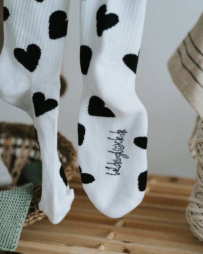 Herz-Socken hängend – 1 Paar mit Herzen über den ganzen Schaft.
