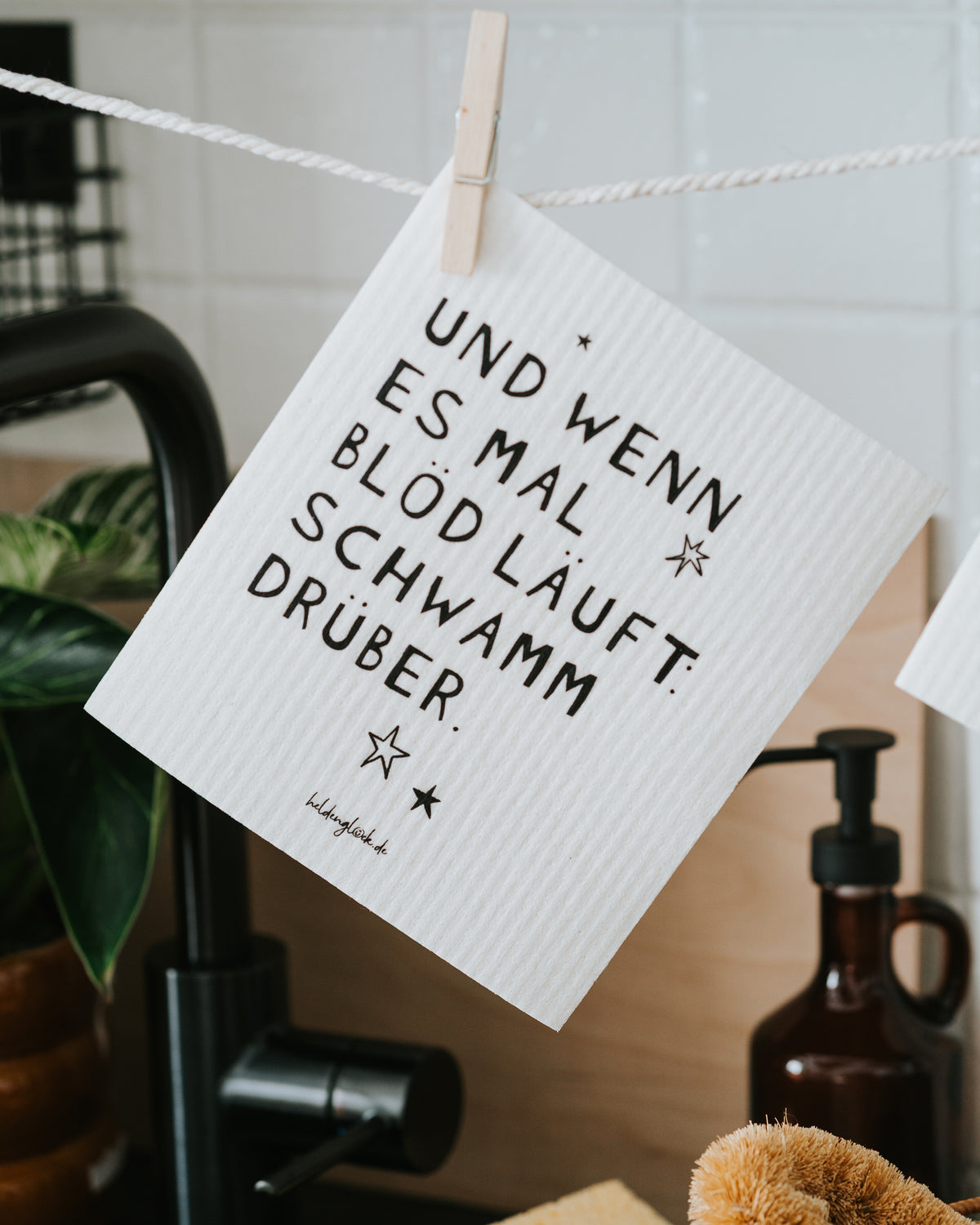 Schwammtuch „Und wenn es mal blöd läuft: Schwamm drüber.“ in der Küche.