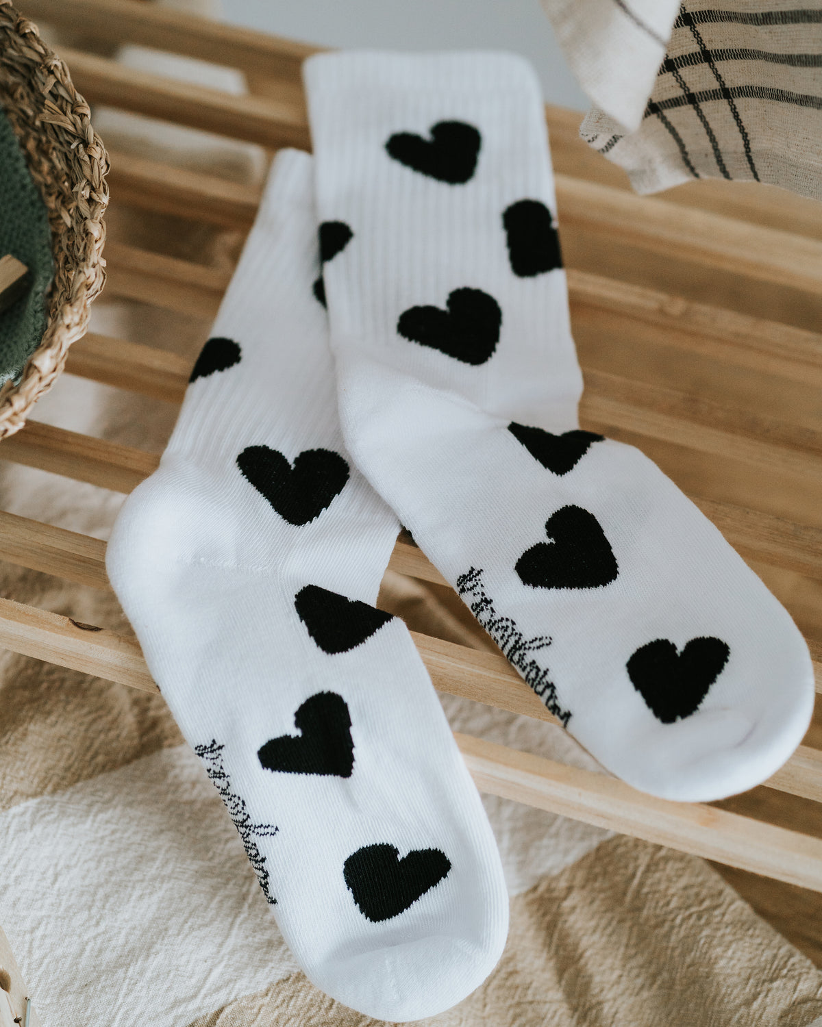 Herz-Socken auf der Holzleiste – verstärkte Innenfrottee-Sohle.