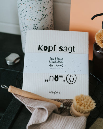 Schwammtuch mit Banderole „für kleine Kleckereien des Lebens.“ – geschenkfertig verpackt.