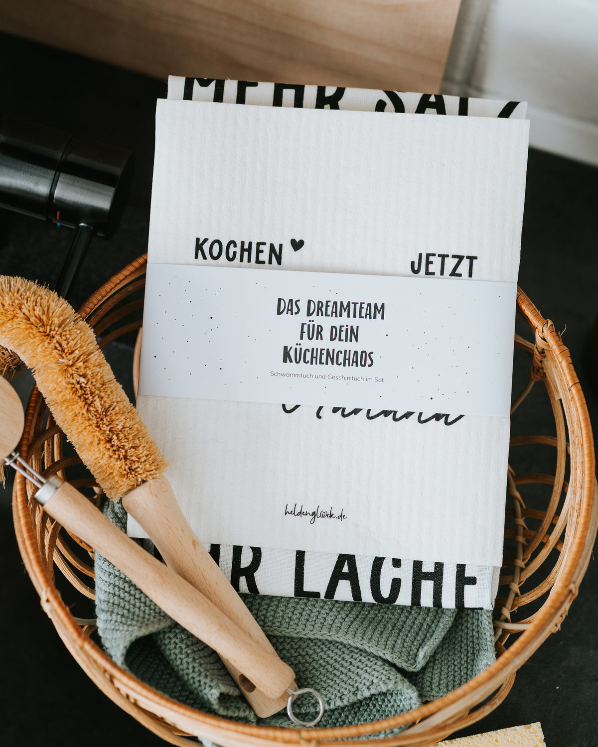 Set mit Banderole „Das Dreamteam für dein Küchenchaos“ im Korb – geschenkfertig verpackt.