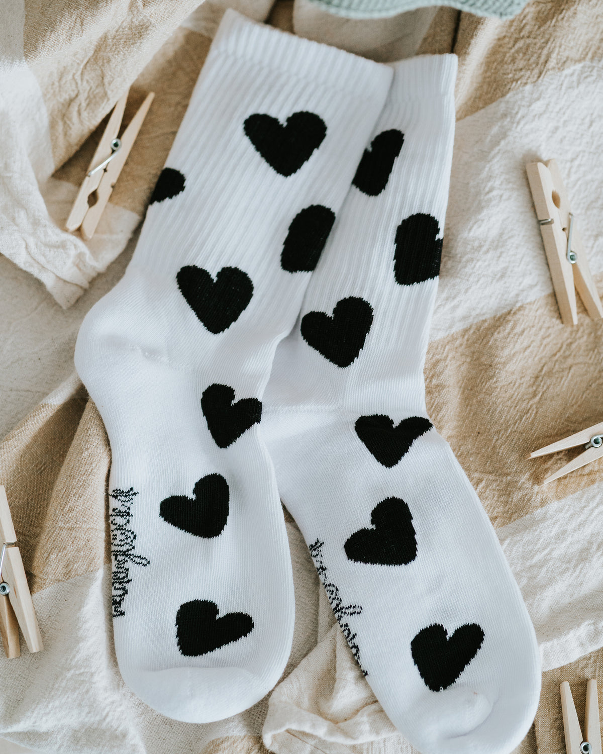 Herz-Socken auf Leinenstoff mit Wäscheklammern – Größen 35–38 oder 39–42.