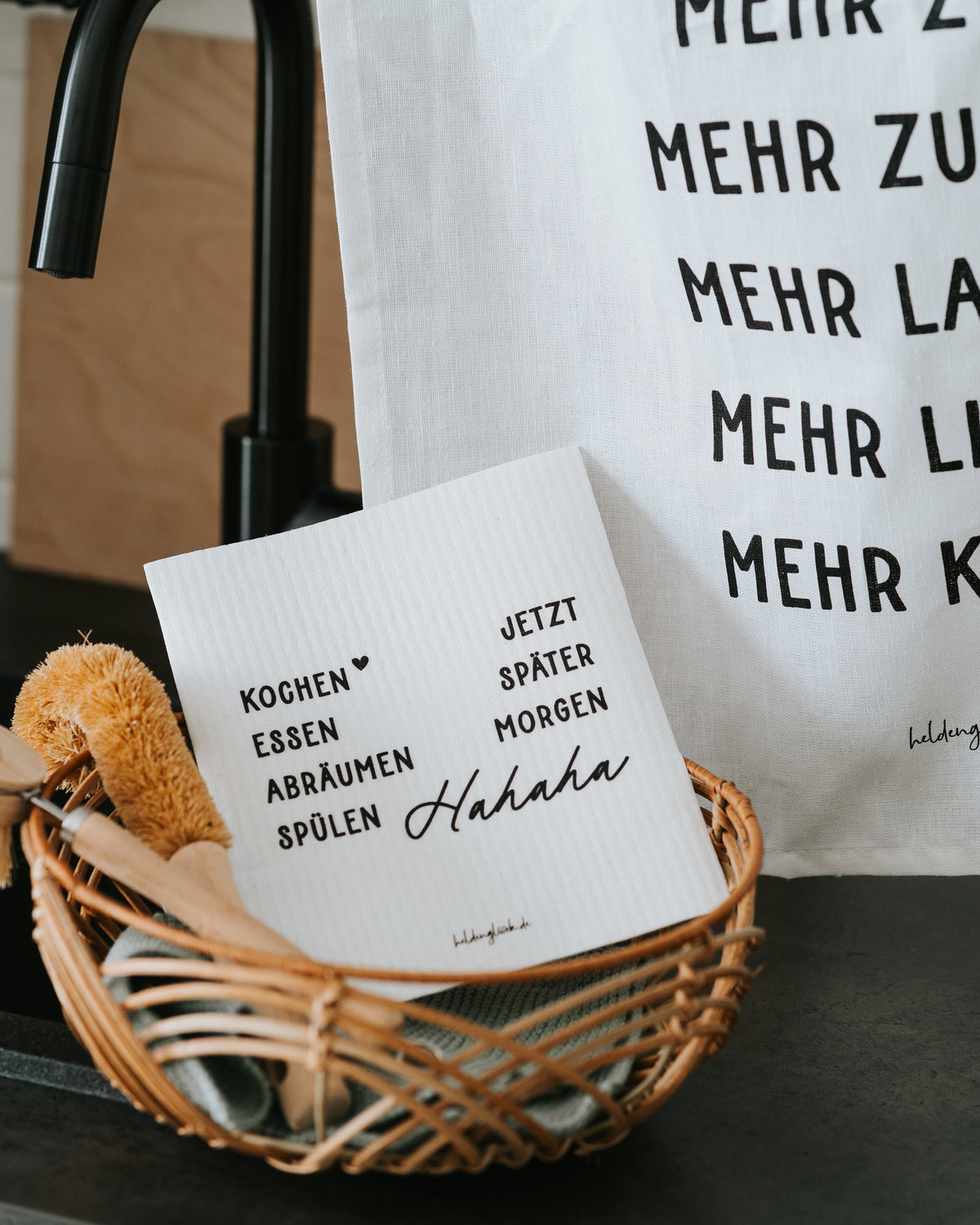 Geschirrtuch und Schwammtuch mit Banderole in der Küche.
