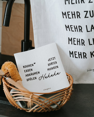 Geschirrtuch und Schwammtuch mit Banderole in der Küche.