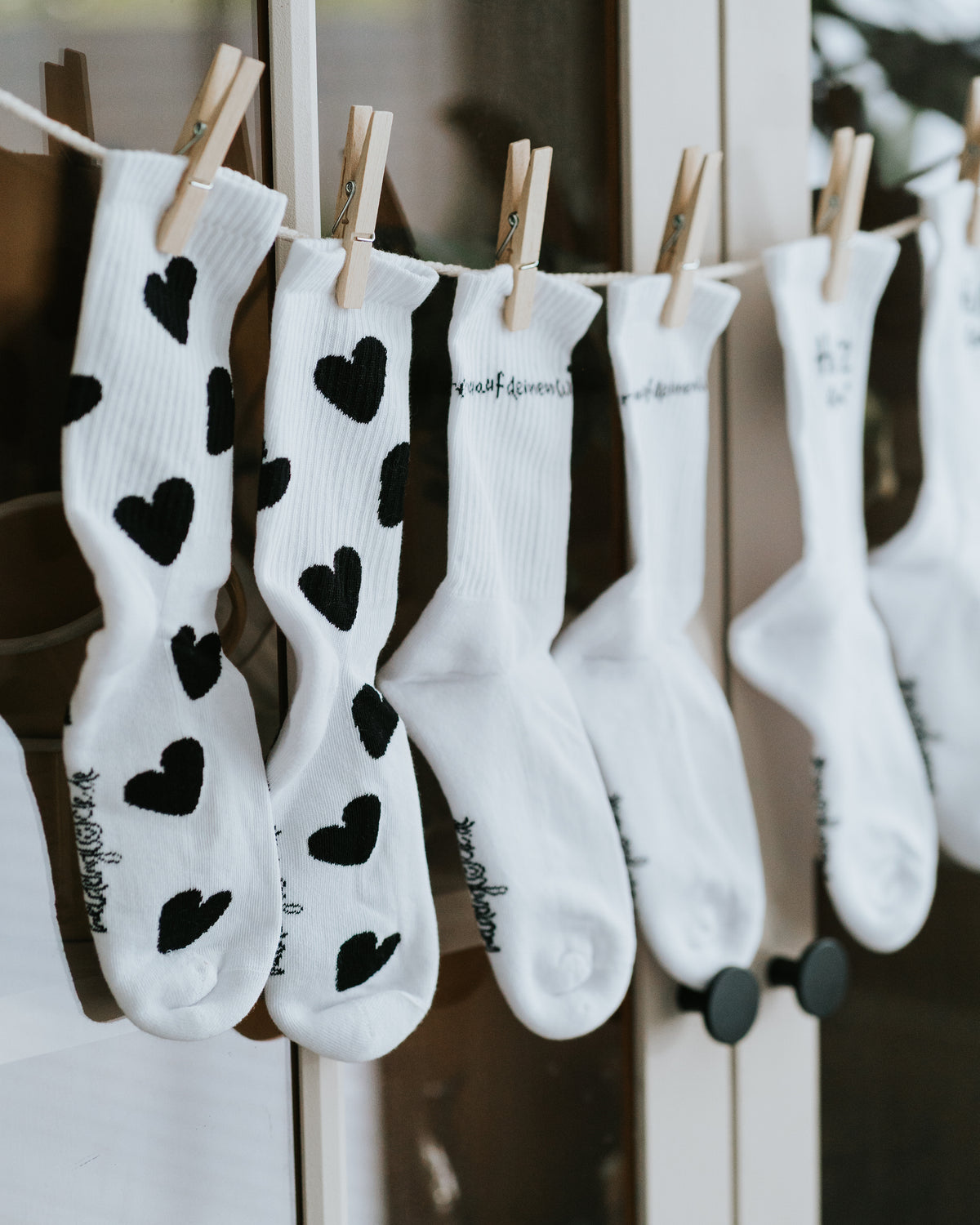 Fünf Socken an der Wäscheleine, Herzmotiv vorn.