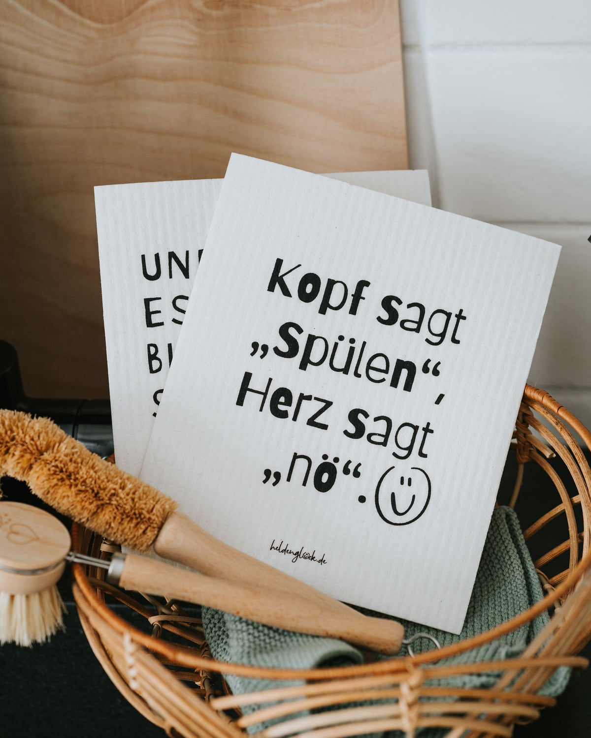 Schwammtücher im Korb mit Spülbürsten – vegan und wiederverwendbar.
