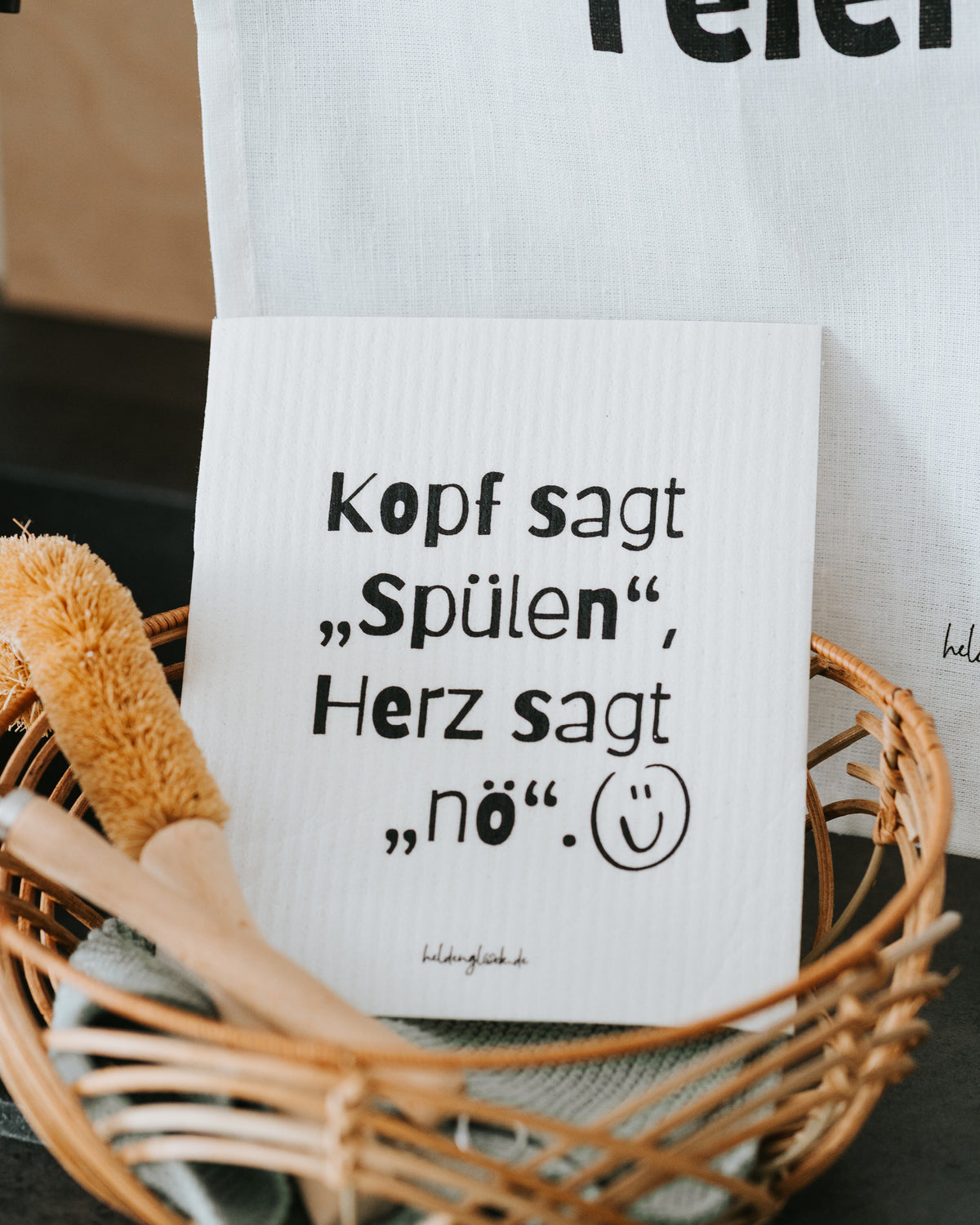 Schwammtuch im Korb mit Bürsten – vegan und wiederverwendbar.