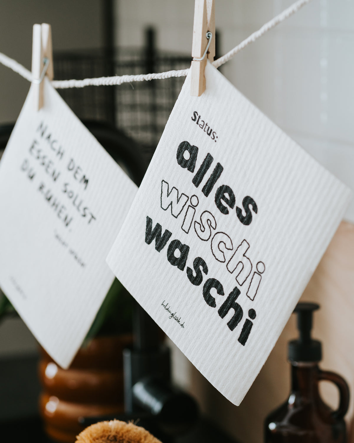 Beide Schwammtücher an der Wäscheleine – stilvolles Schwarz-Weiß-Design.
