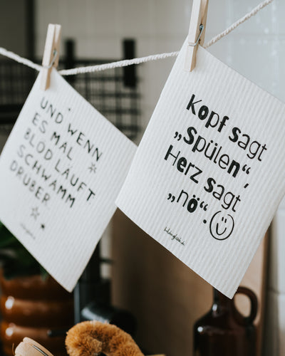 Beide Schwammtücher an der Wäscheleine – stilvolles Schwarz-Weiß-Design.