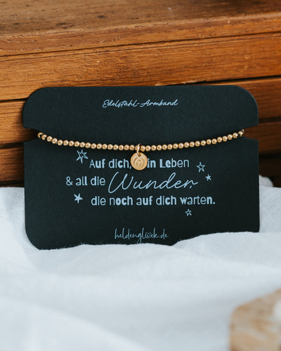 Edelstahl-Armband in Gold auf Geschenkkarte – „Auf dich, dein Leben & all die Wunder, die noch auf dich warten.“