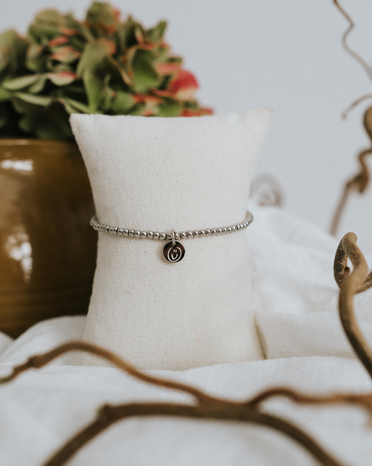 Edelstahl-Armband in Silber am Schmuckständer.
