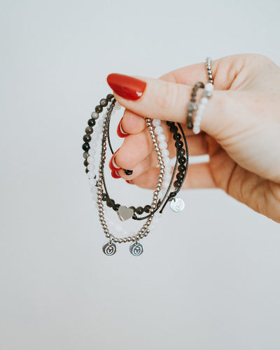 Hand hält Edelstahl-Armband in Silber – Edelstahlkugeln im Detail.