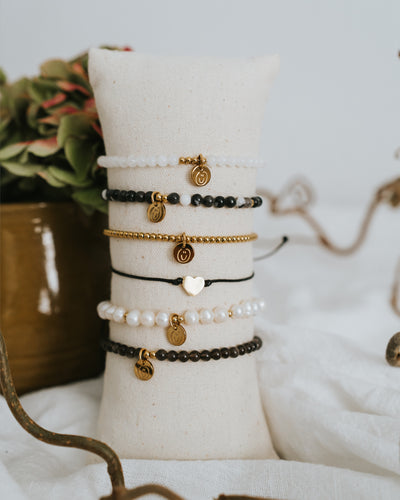 Armbänder am Schmuckständer – Mondstein in Gold mit Obsidian kombiniert.