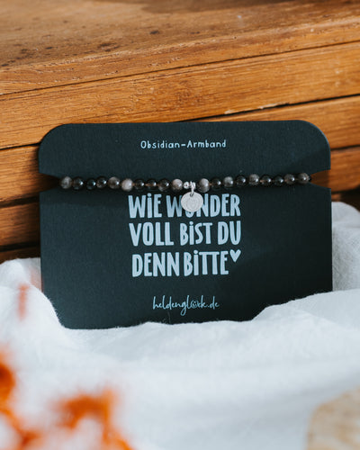 Obsidian-Armband in Silber auf Geschenkkarte – „Wie wundervoll bist du denn bitte“.