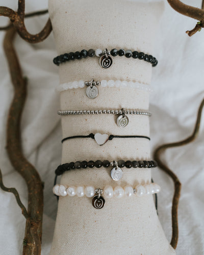Armbänder am Schmuckkissen – Obsidian in Silber mit weiteren Steinen.