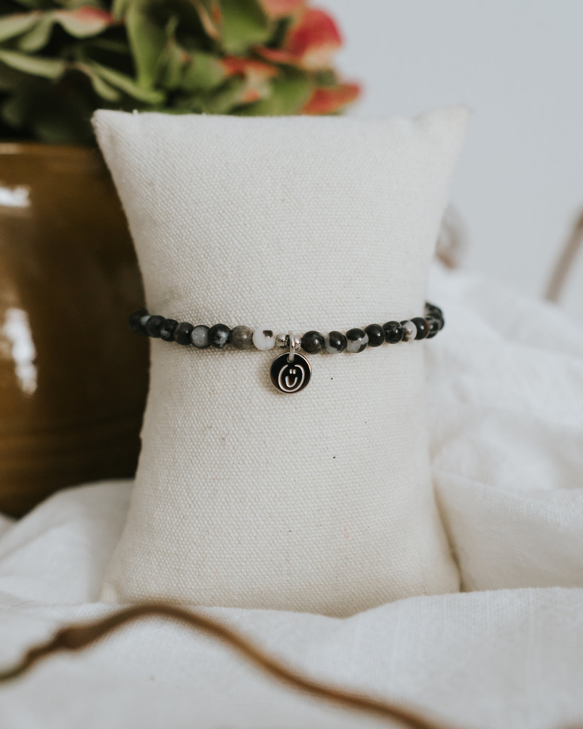 Zebra-Jaspis-Armband in Silber am Schmuckständer.
