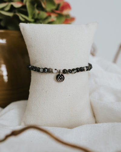 Zebra-Jaspis-Armband in Silber am Schmuckständer.