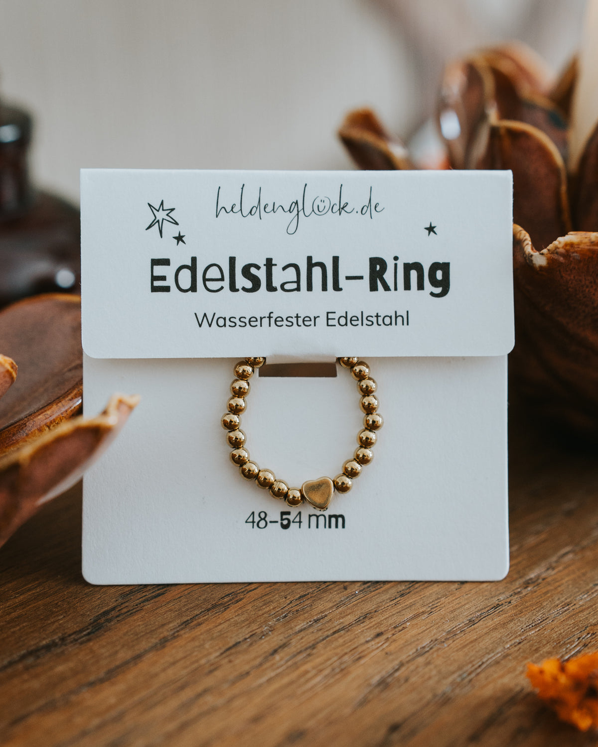 Edelstahl-Ring in Gold auf Geschenkkarte – wasserfester Edelstahl, Größe 48–54 mm.