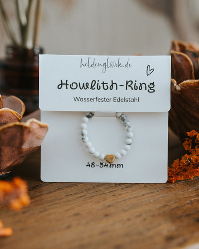 Howlith-Ring auf Geschenkkarte – weiße Howlith-Perlen, Größe 48–54 mm.