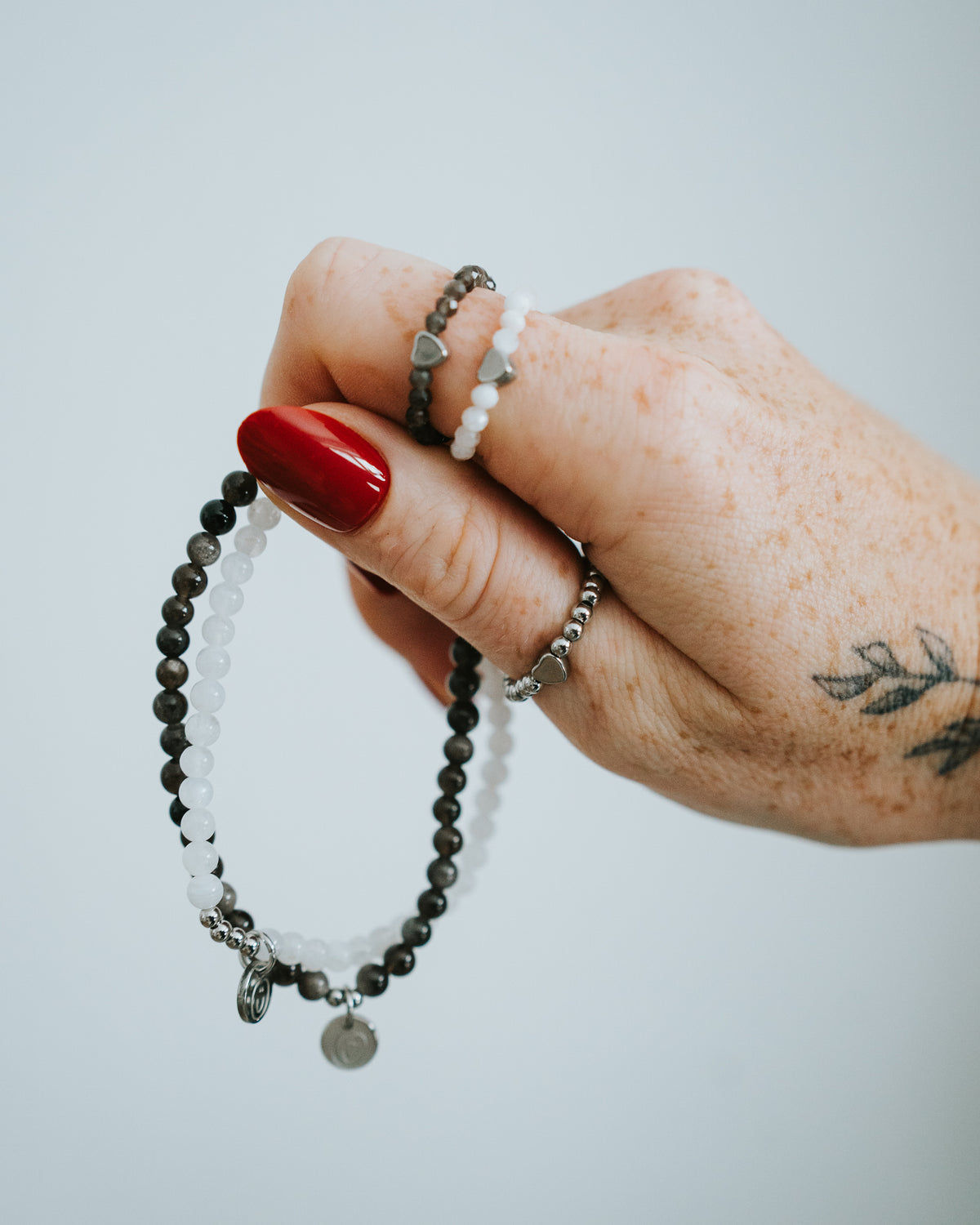 Mondstein-Ring am Finger getragen, mit Armband kombiniert.