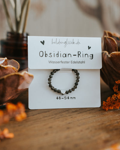 Obsidian-Ring auf Geschenkkarte – schwarze Obsidian-Perlen, Größe 48–54 mm.
