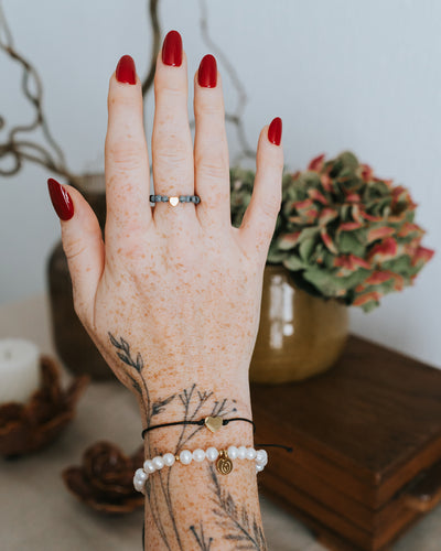 Zebra-Jaspis-Ring am Finger getragen, mit weiteren Ringen kombiniert.