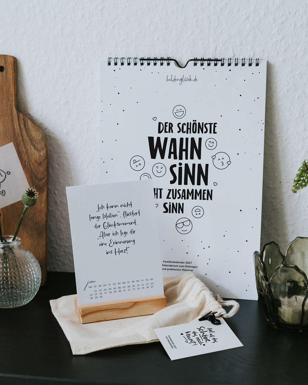 Kalender-Bundle 2027 von Heldenglück: Familienkalender A4 und Tischkalender im Holzständer mit Baumwollbeutel